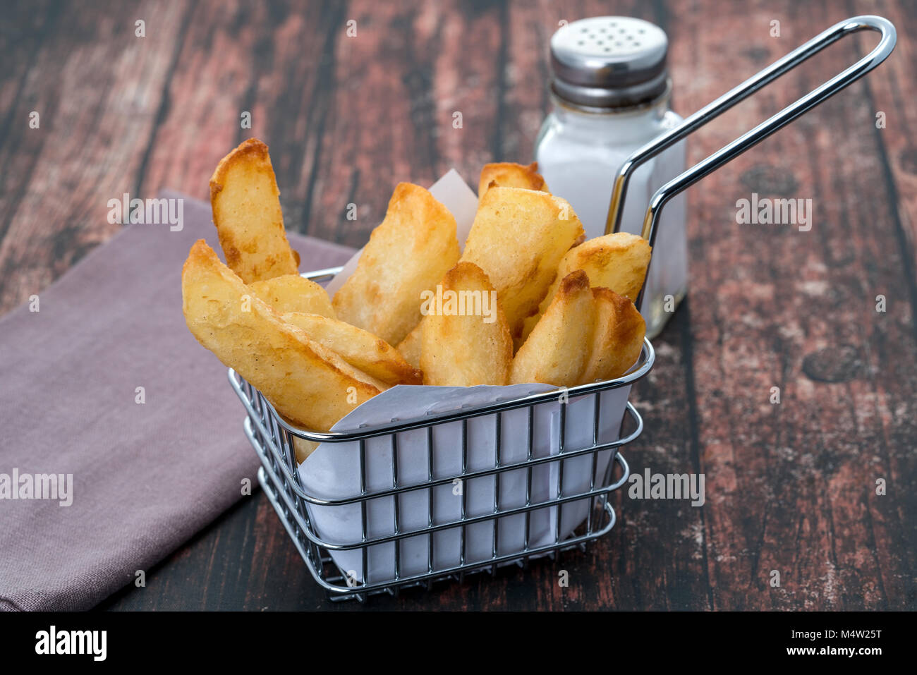 Panier de frites - studio shot Banque D'Images