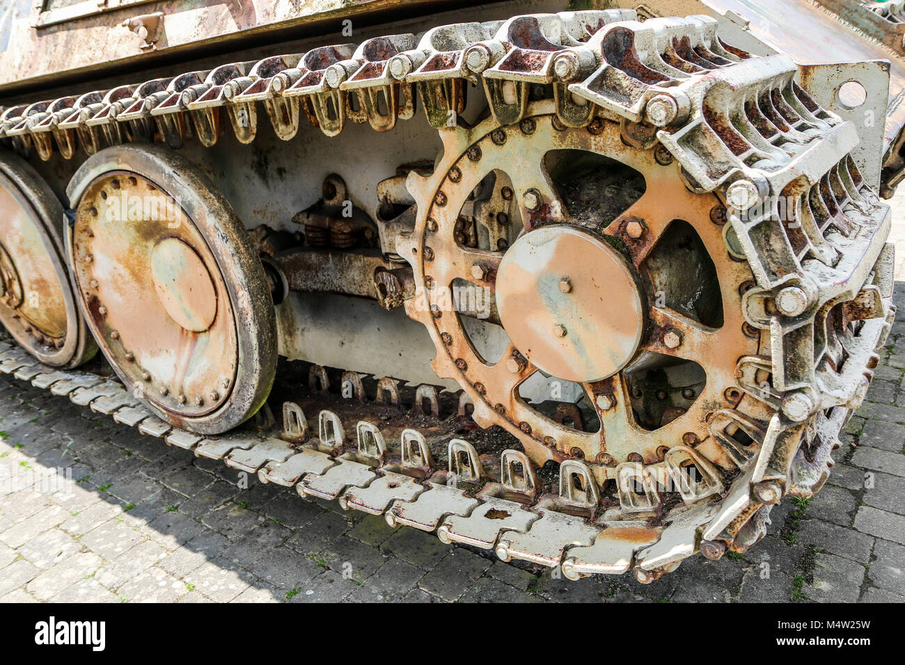 Détail d'une photo de la Seconde Guerre Mondiale allemand Panther tank comme un mémorial permanent en Belgique. Le châssis peut être vu. Banque D'Images