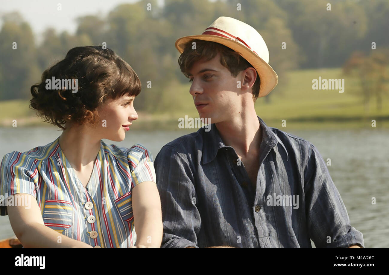 Météo AGRÉABLE POUR UN MARIAGE 2012 Goldcrest Pictures film avec Felicity Jones et Luke Treadaway Banque D'Images