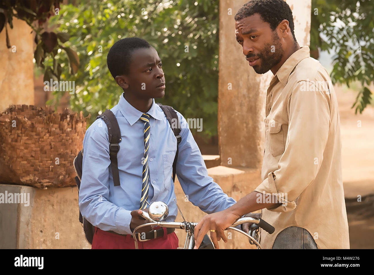 Le garçon qui HARNACHÉ LE VENT 2018 BBC Films Production avec Simba Maxwell à gauche et Chiwetel Ejiofor Banque D'Images