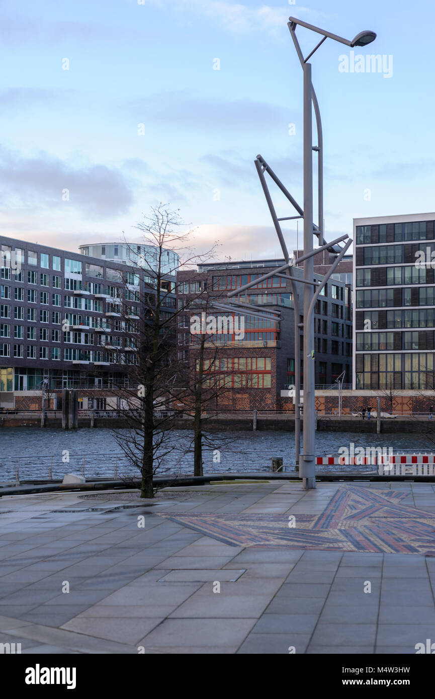 Voir à la lumière de la rue moderne de Hafencity Hambourg à la lumière du jour au Marco Polo de terrasses. Banque D'Images