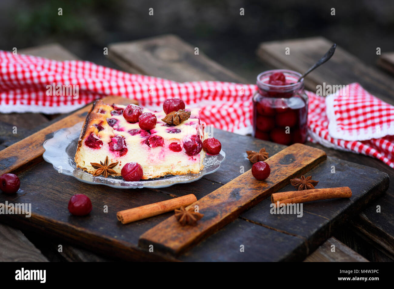 Morceau De Gateau Fromage Blanc Et Fruits Rouges Cerise Sur Une Plaque De Verre Et En Conserve Fruits Cerise Sur Une Table En Bois Photo Stock Alamy