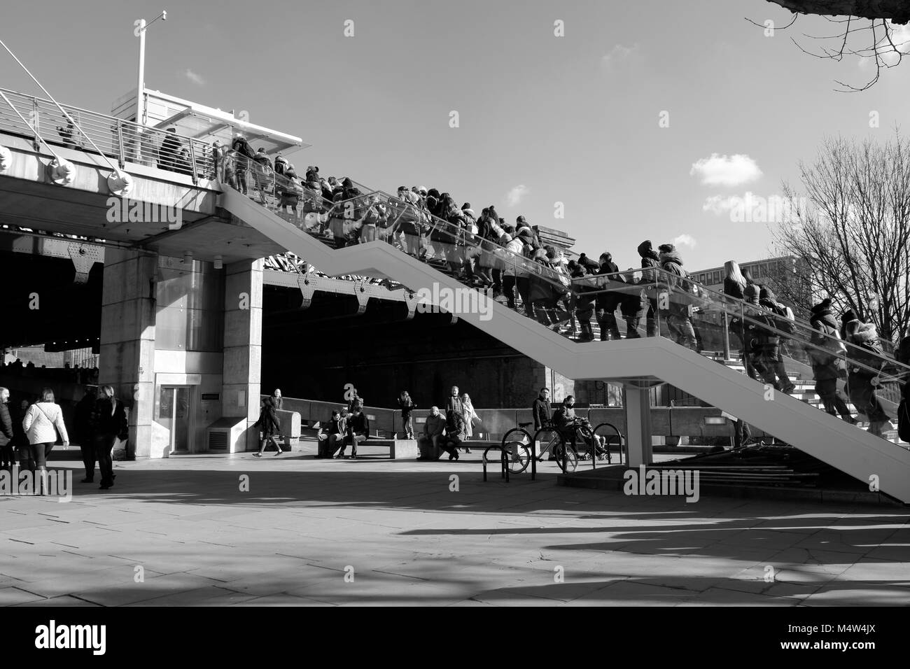 Les piétons allant jusqu'étapes du Golden Jubilee Bridges, Londres Banque D'Images