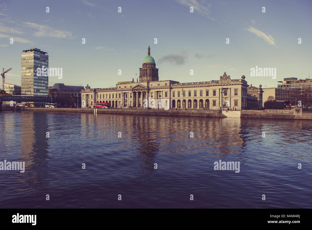 Custom House de Dublin sur la Liffey Banque D'Images