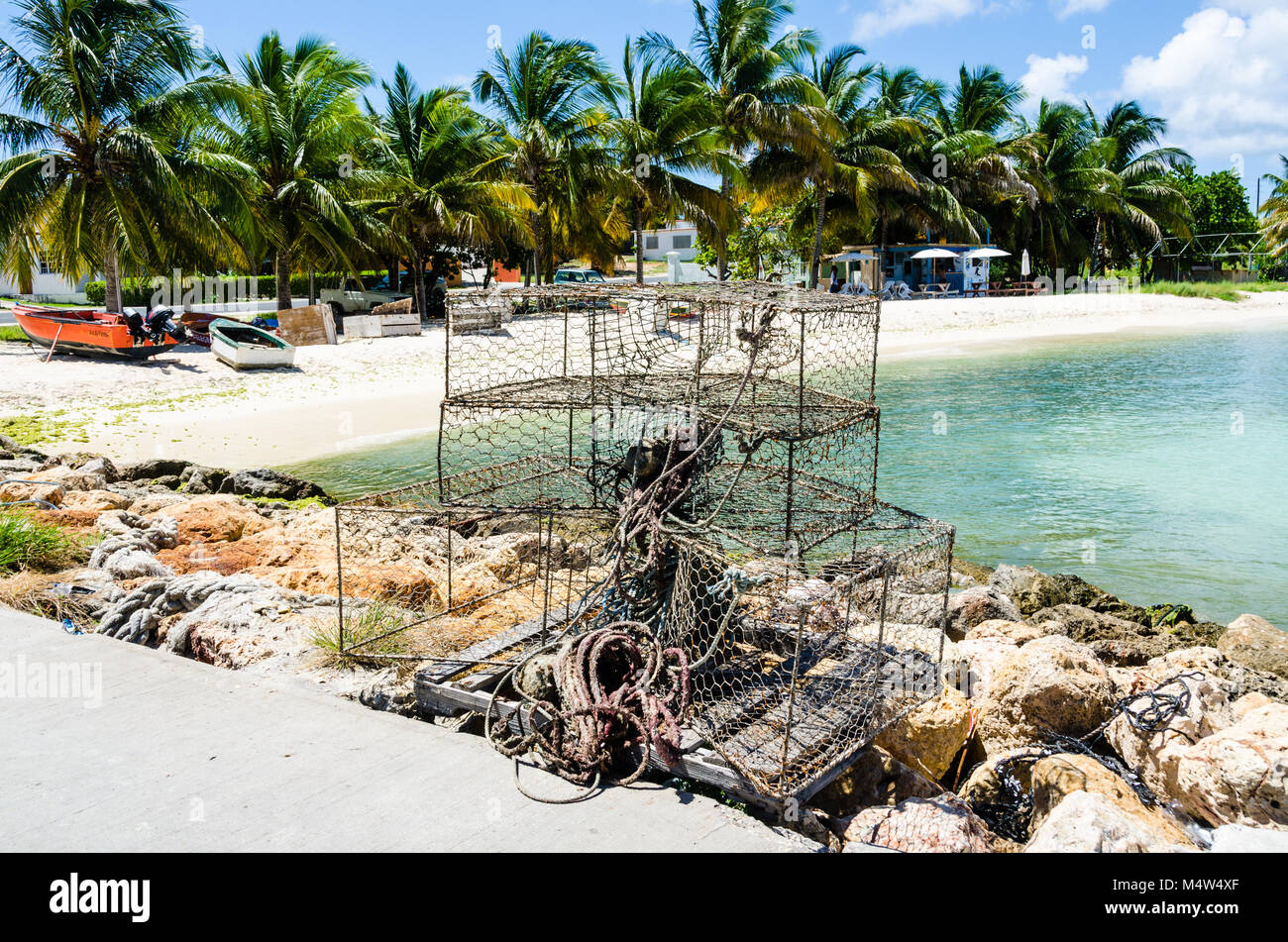 Des casiers à homard empilés sur un quai à Anguilla. Banque D'Images