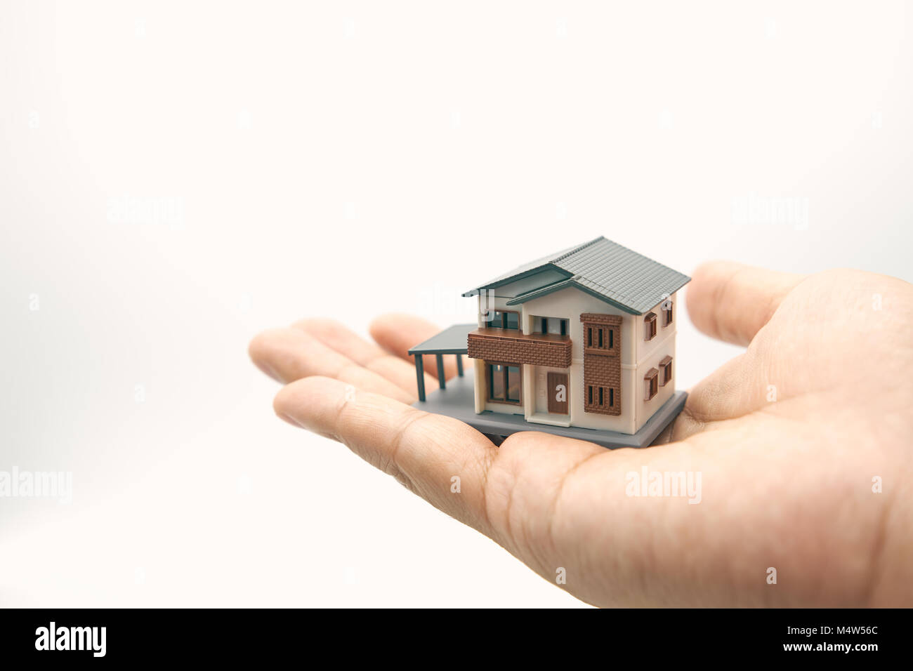 Un modèle de maison modèle est placé sur les mains des hommes d'affaires asiatiques.en utilisant comme fond et du concept d'entreprise concept immobilier avec copie espace pour votre Banque D'Images