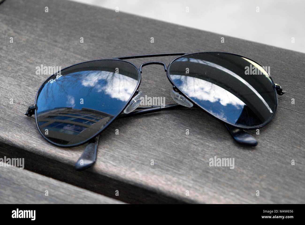 Une paire de lunettes de soleil repose sur une table dans un café. Banque D'Images