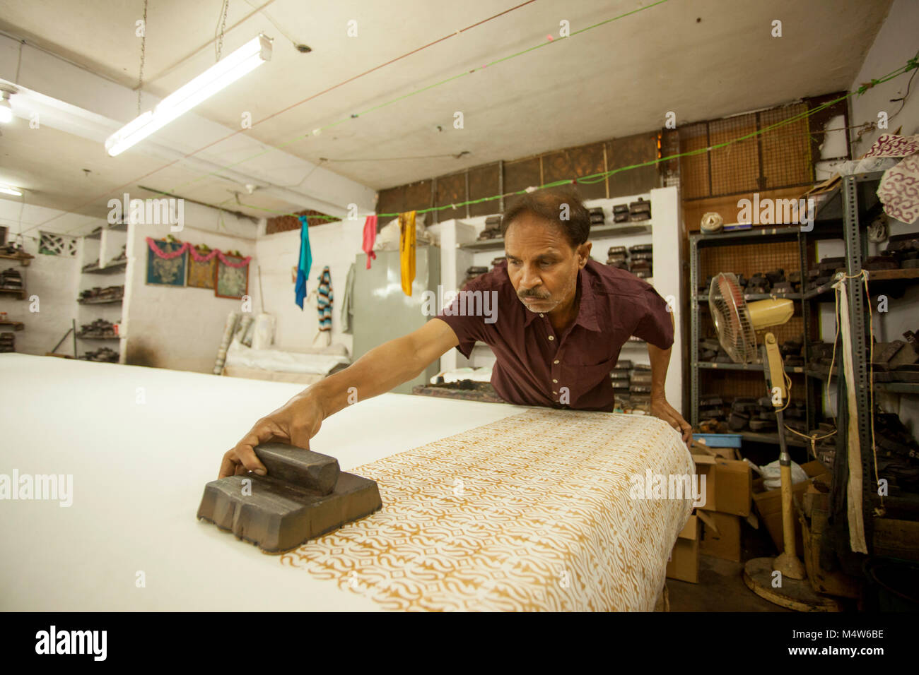 L'homme indien faisant bloc en bois pour l'impression textile en Inde à la main. Banque D'Images