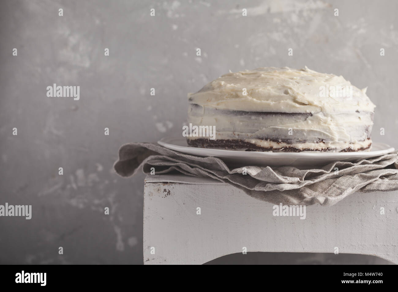 Son ensemble (carotte) gâteau à la crème blanche sur fond gris. Dessert de fête concept. Banque D'Images