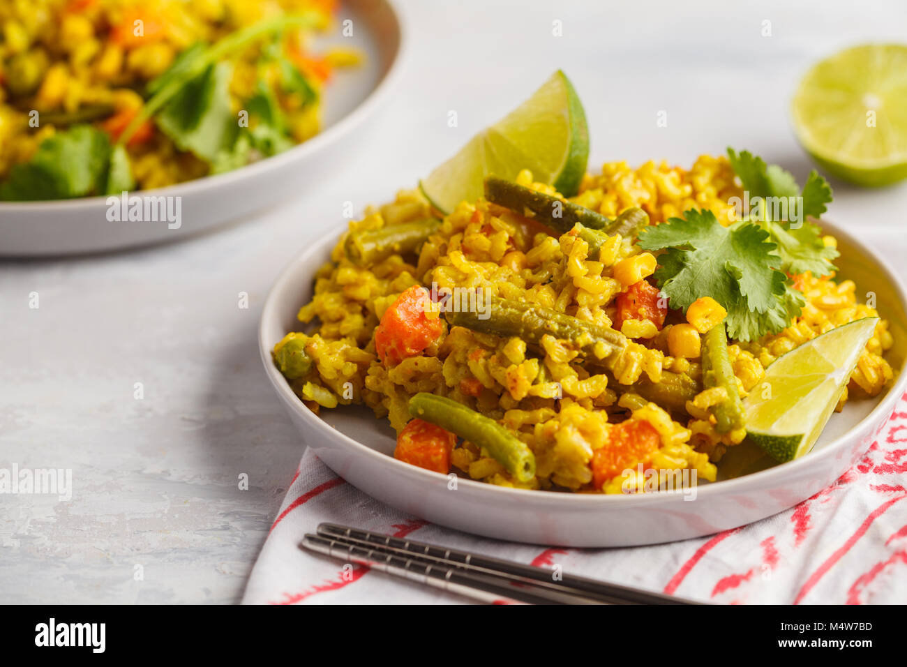 Riz au curry végétarien avec légumes et la crème de coco. La nourriture végétalienne saine concept, détox, régime végétal. Banque D'Images