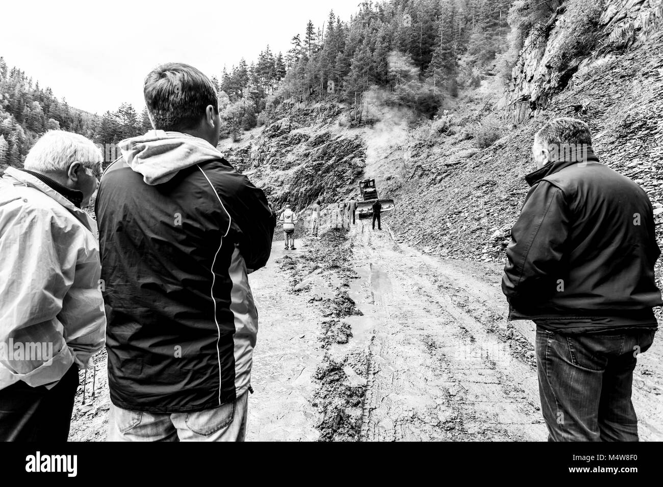 Omalo, Géorgie. Retirer les travailleurs le glissement sur la route de montagne. Les gens doivent attendre que lorsque ce sera fait. Tusheti Banque D'Images