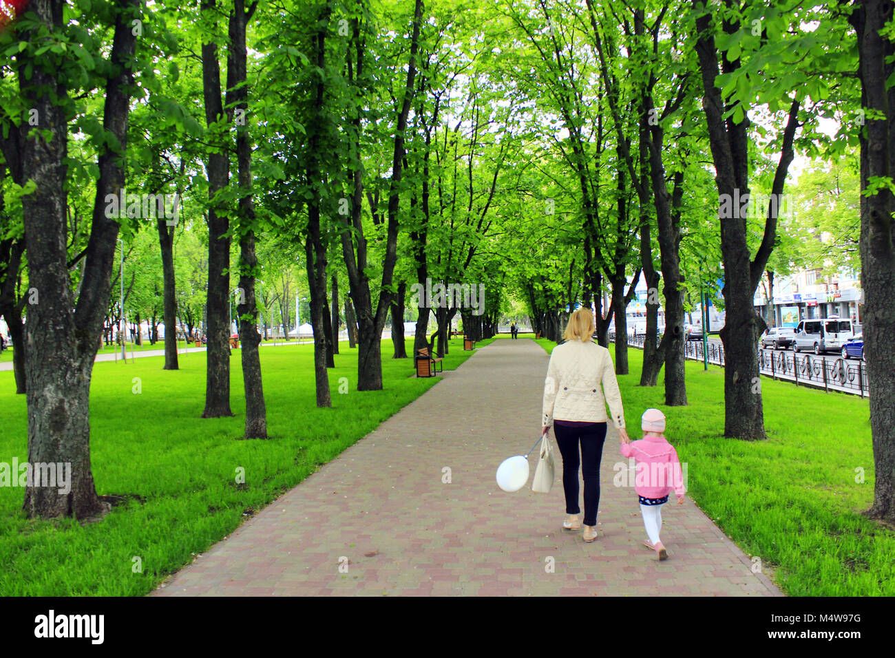 Mère et sa fille à pied dans le magnifique parc de la ville Banque D'Images