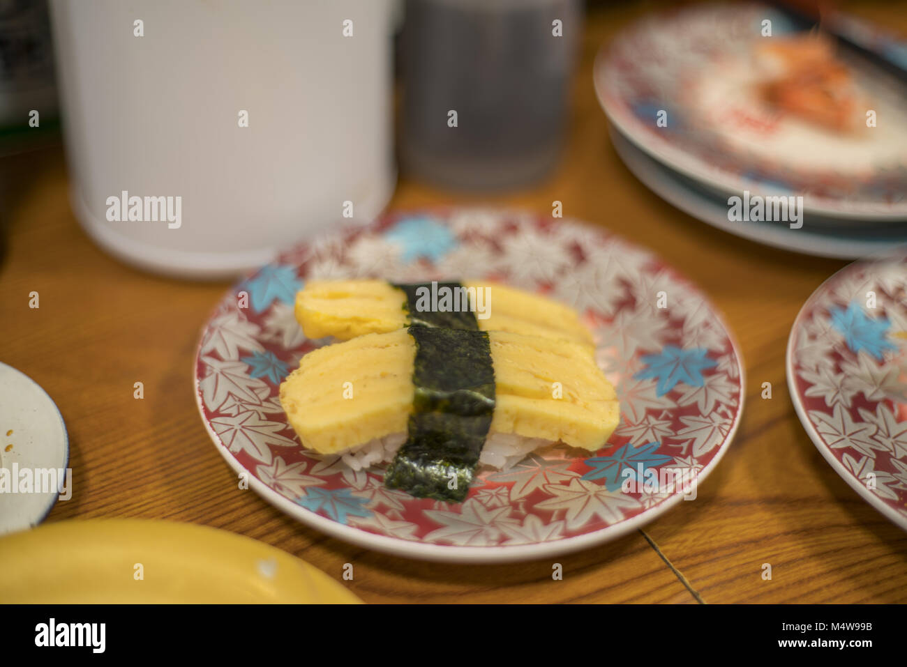 Egg sushi, cuisine japonaise sushi tamago closeup Banque D'Images