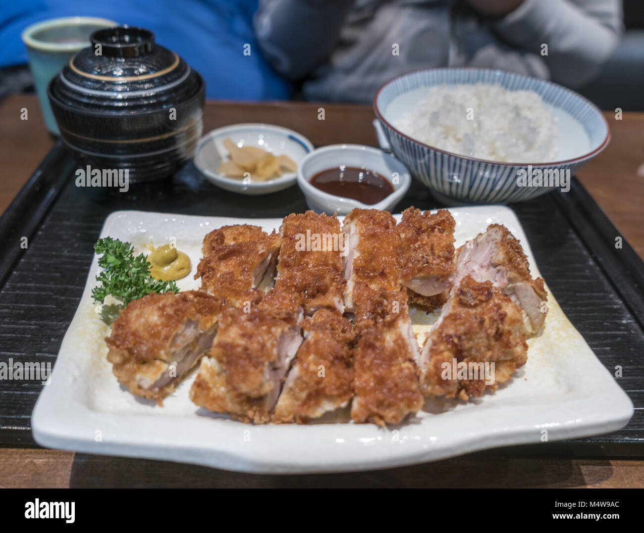 Poulet frit à la japonaise avec du riz et de la soupe Banque D'Images