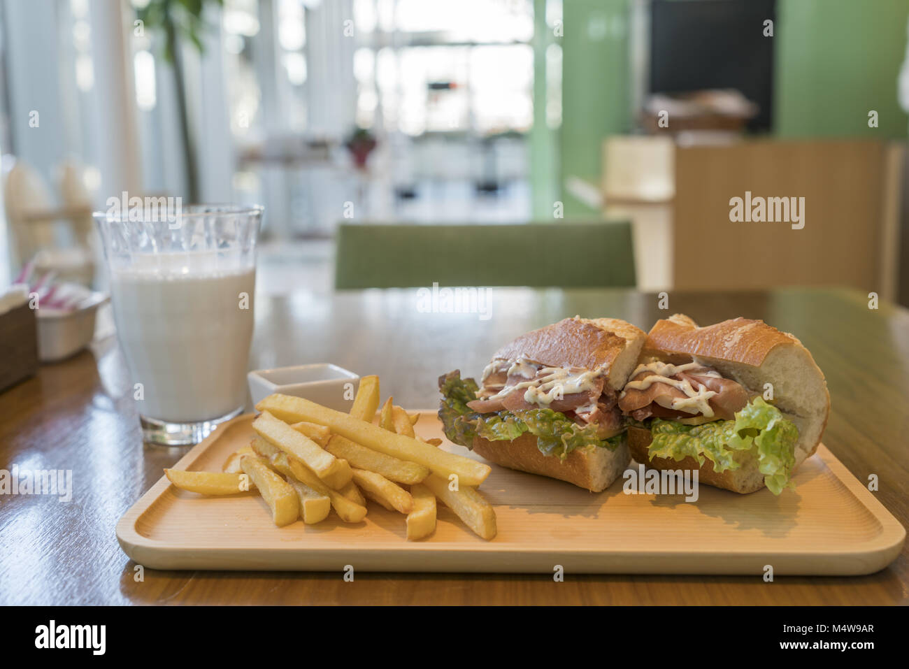 Sandwich au jambon et au fromage avec frites et du lait Banque D'Images