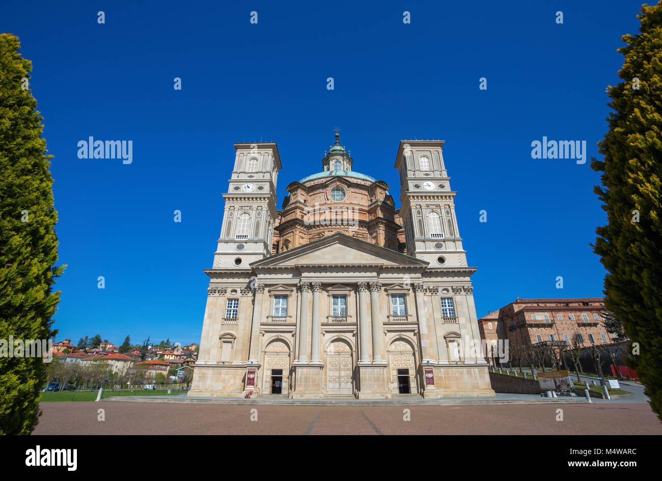 VICOFORTE, ITALIE 11 AVRIL 2017 - Sanctuaire de Vicoforte, façade principale, province de Cuneo, Piémont, Italie, le plus grand dôme elliptique dans le monde. Banque D'Images
