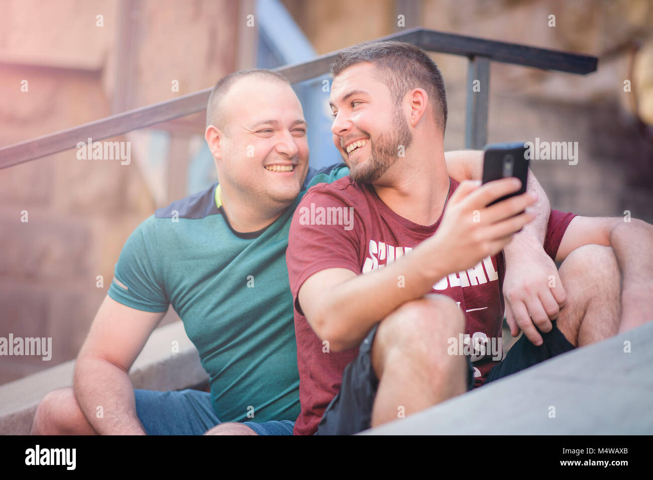 Deux hommes dans une relation sur une journée décontractée à l'extérieur Banque D'Images