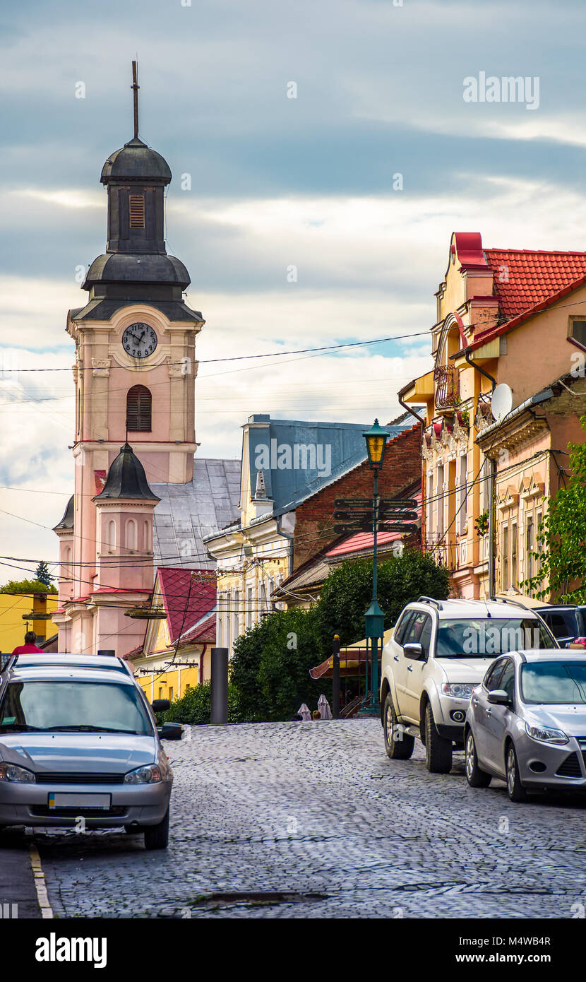 La rue vide de la vieille ville sur soirée d'été. pavés sur le terrain. de beaux paysages avec l'architecture de l'Autriche-Hongrie. Banque D'Images