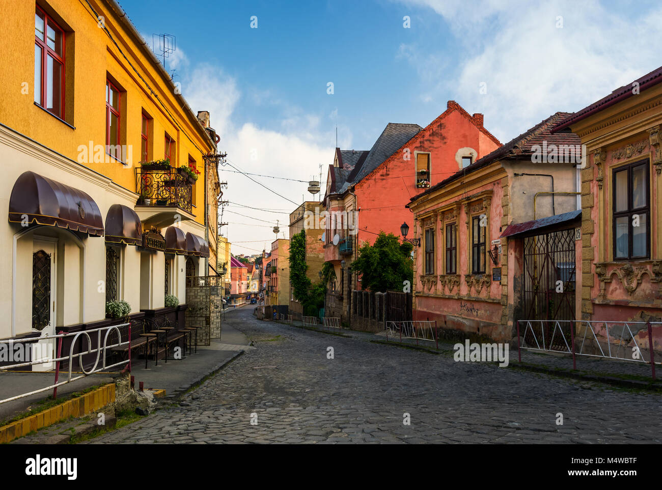 La rue vide de la vieille ville de matin d'été. pavés sur le terrain. de beaux paysages avec l'architecture de l'Autriche-Hongrie. Banque D'Images