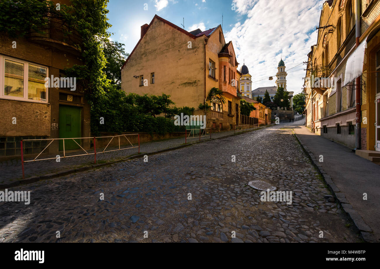 La rue vide de la vieille ville de matin d'été. pavés sur le terrain. de beaux paysages avec l'architecture de l'Autriche-Hongrie. Banque D'Images