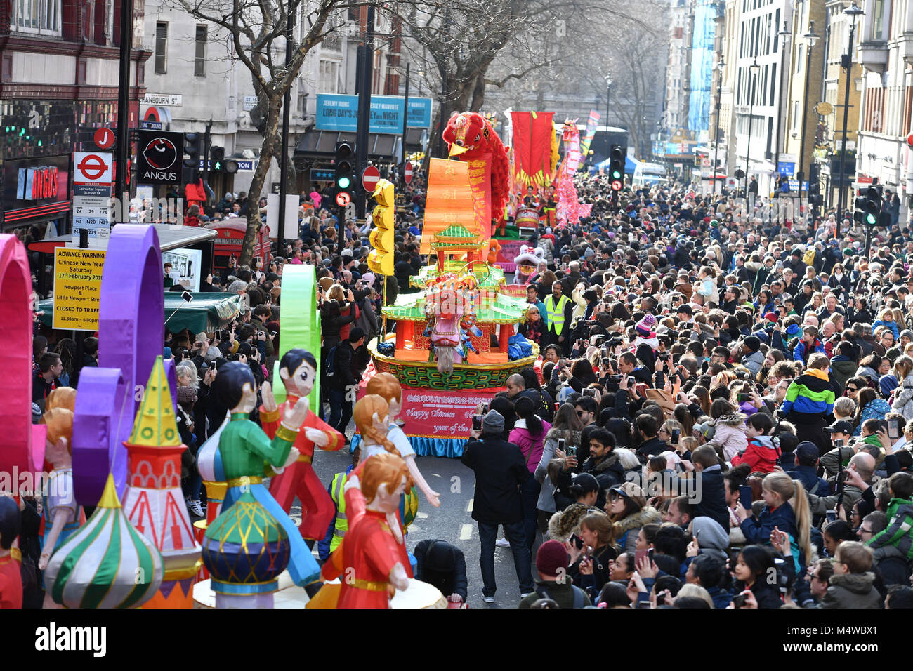 Les participants prennent part à la parade du Nouvel An chinois à Londres, une partie de la nouvelle année chinoise, les célébrations pour marquer l'année du chien dans le zodiaque chinois. Banque D'Images