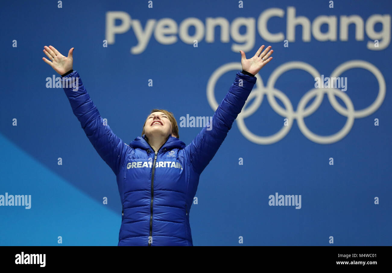 La société britannique Lizzy Yarnold réagit comme elle se tient sur le podium lors de la cérémonie de remise des médailles pour le squelette de la femme au jour 9 des Jeux Olympiques d'hiver 2018 de PyeongChang en Corée du Sud. Banque D'Images