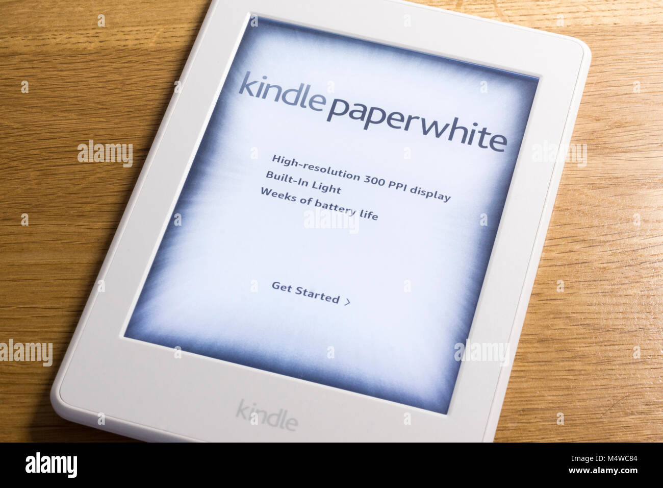 Un lecteur de livre électronique kindle paperwhite Banque D'Images