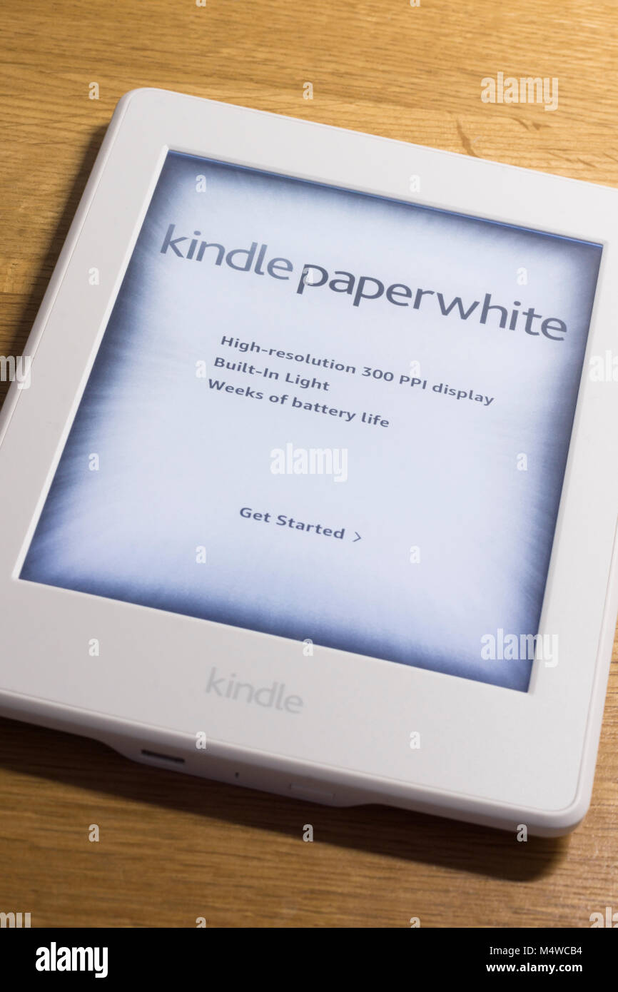 Un lecteur de livre électronique kindle paperwhite Banque D'Images