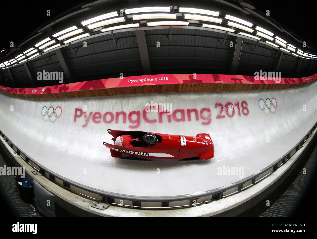 L'Autrichien Markus Treichl et Kilian Walch au cours de la première épreuve de l'homme deux Bobsleigh au Centre des sports de glisse olympique au jour 9 des Jeux Olympiques d'hiver 2018 de PyeongChang en Corée du Sud. Banque D'Images