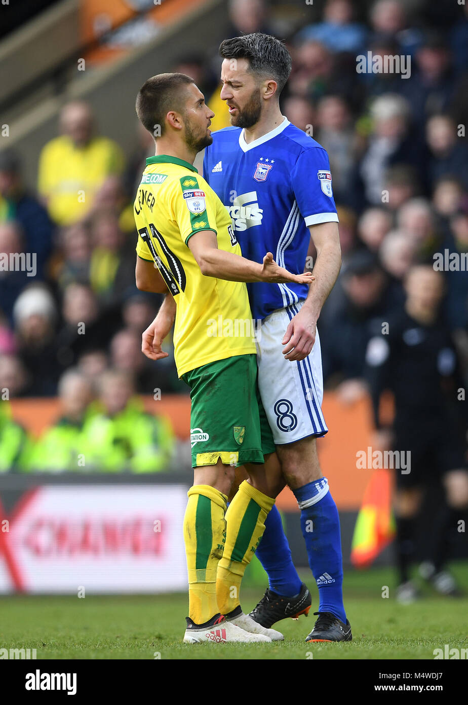 La ville de Norwich Moritz Leitner (à gauche) et de l'Ipswich Town Cole Skuse mots change au cours de la Sky Bet match de championnat à Carrow Road, Norwich. Banque D'Images