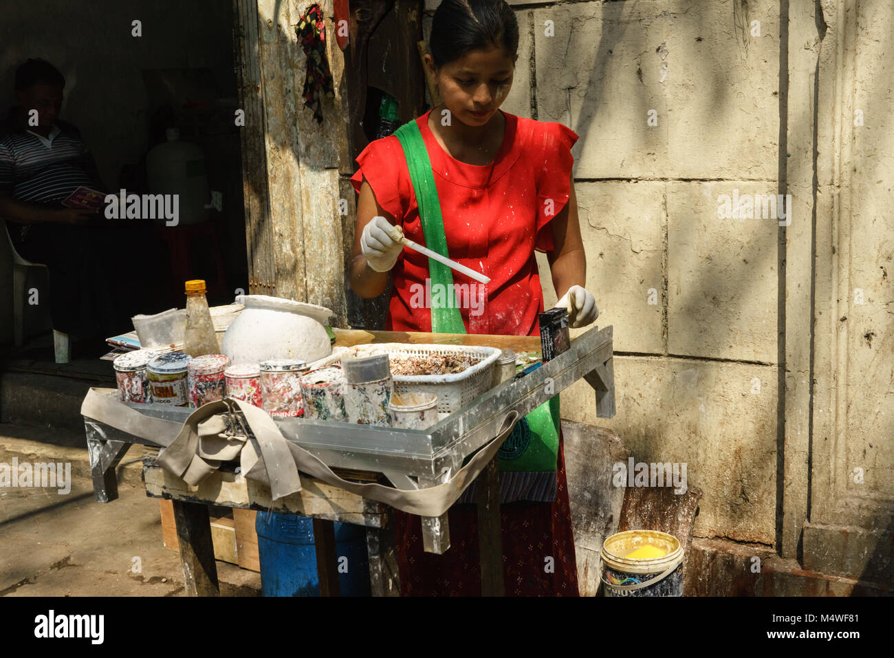 Stand de bétel dans le centre-ville de Yangon, Myanmar, le vendeur l'application de la chaux à bétel quid Banque D'Images