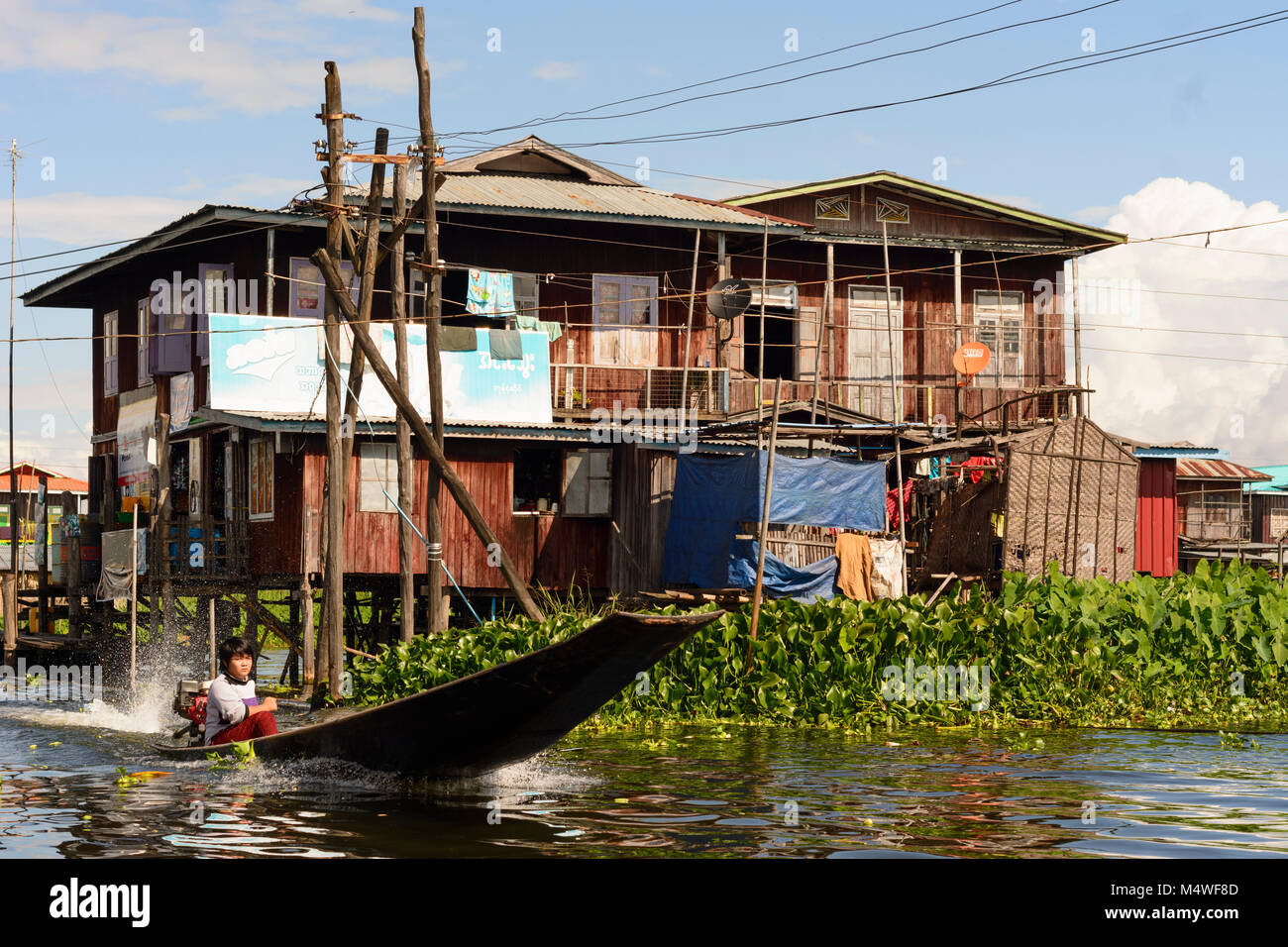 Nyaung Shwe : maisons sur pilotis, bateau, lac Inle, l'État de Shan, Myanmar (Birmanie) Banque D'Images