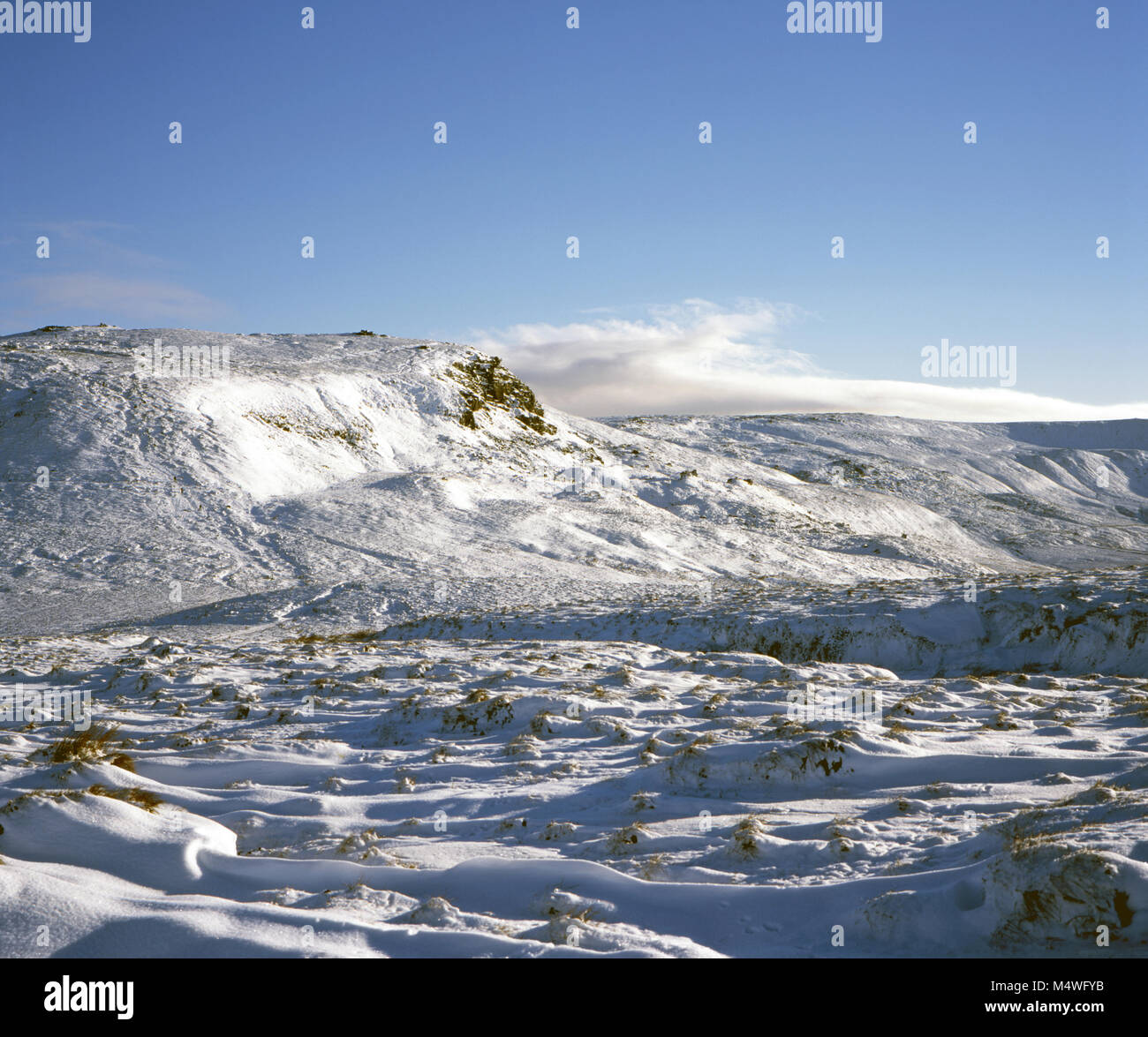 Hiver neige Kinder Scout de près de Mill Hill et chef Ashop Le Peak District National Park, près de Hayfield Derbyshire en Angleterre Banque D'Images