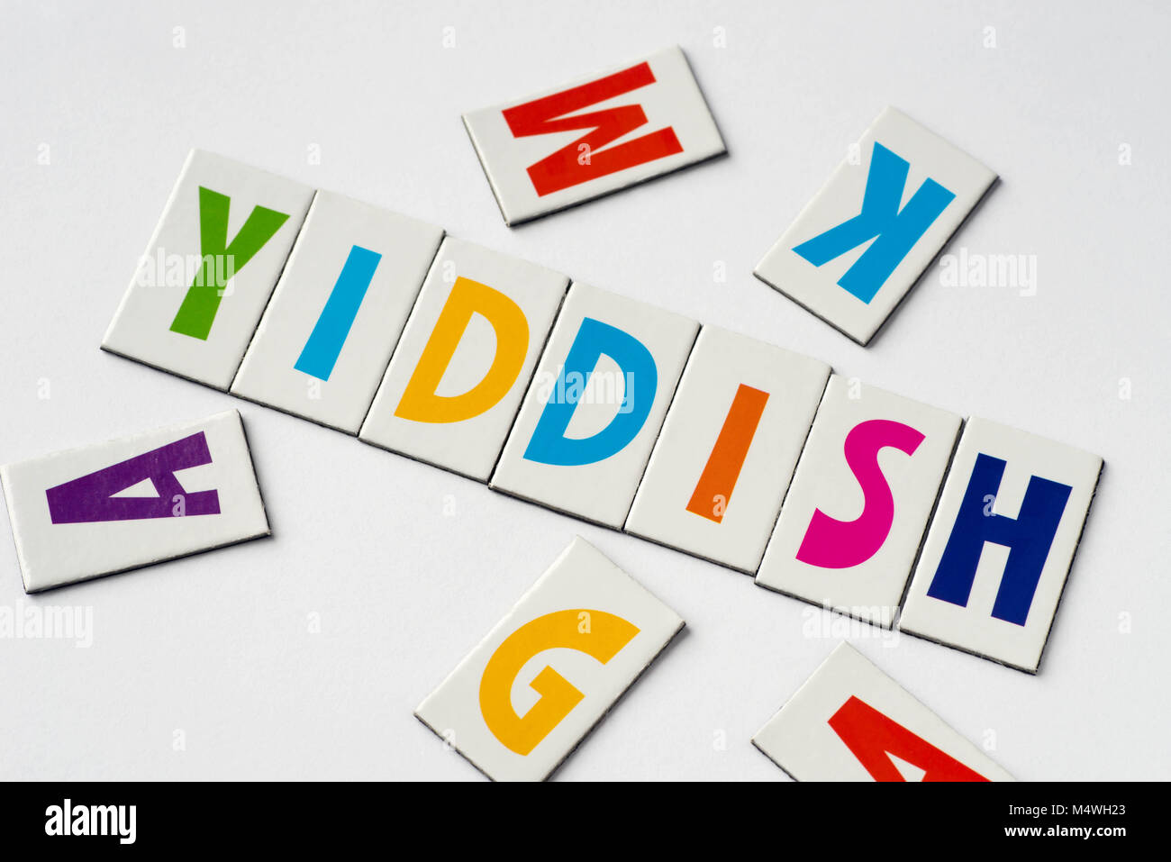 Mot yiddish faite de lettres colorées sur fond blanc Banque D'Images