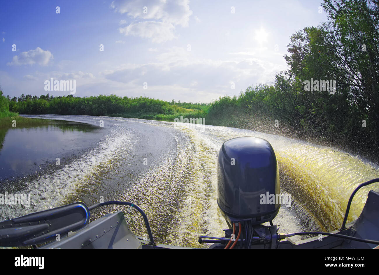 L'arrière-plan d'eau de surface à grande vitesse derrière un bateau à moteur sur la rivière de la taïga sibérienne Sogom Banque D'Images