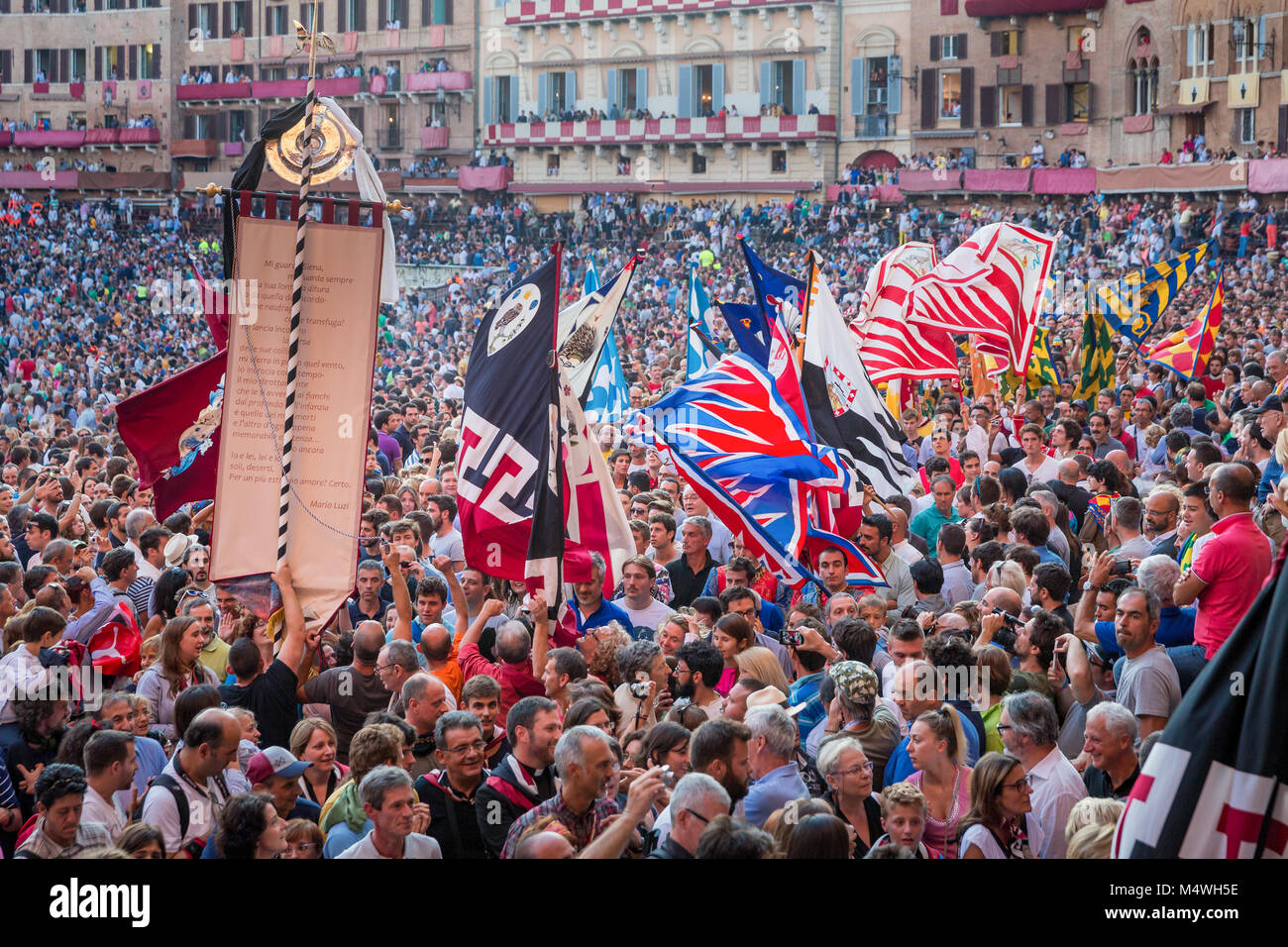 L'équipe gagnante de la Palio di Siena est attribué une bannière de soie peinte, Palio, qu'ils transportent à travers les rues, Sienne, Italie Banque D'Images