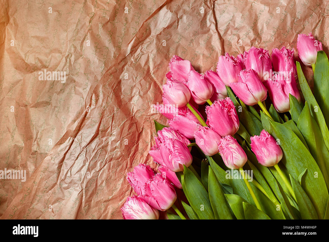 Composition de fleurs fraîches, bouquet tulipe rose sur fond de papier craft. Valentine, féministe, le 8 mars, anniversaire, fête des mères présentes. Copier l'espace, clos Banque D'Images