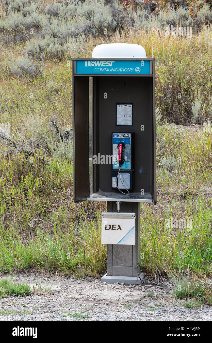 Téléphone public le long de la route dans le Parc National de Yellowstone Banque D'Images