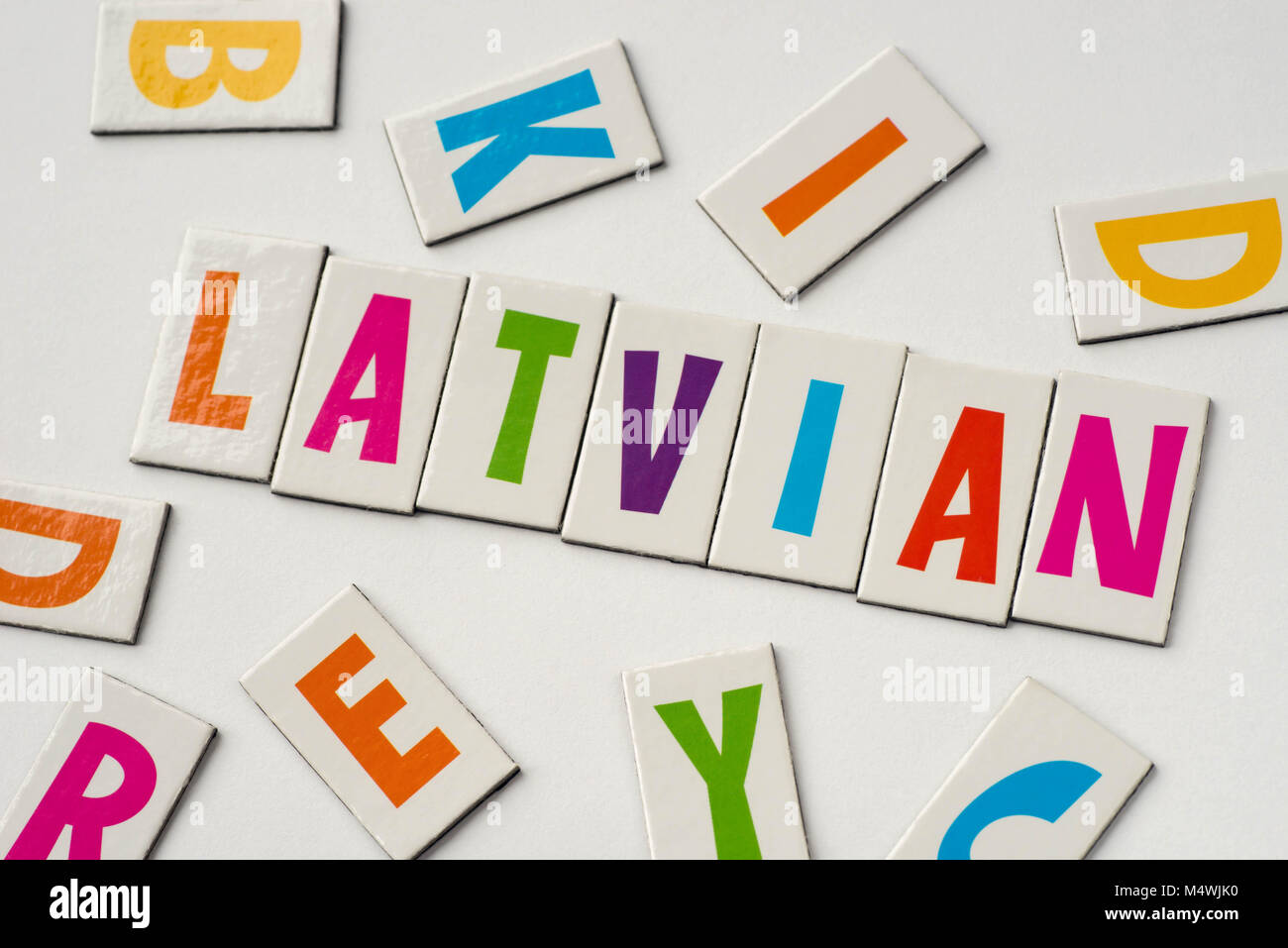 Fait Larvian mot de lettres colorées sur fond blanc Banque D'Images