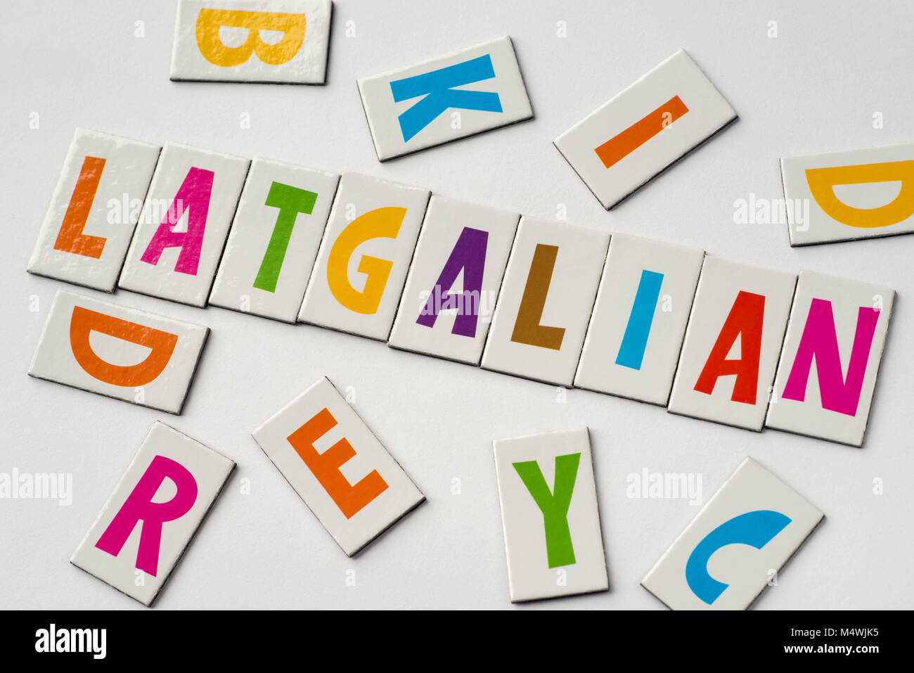 Fait Latgalian mot de lettres colorées sur fond blanc Banque D'Images