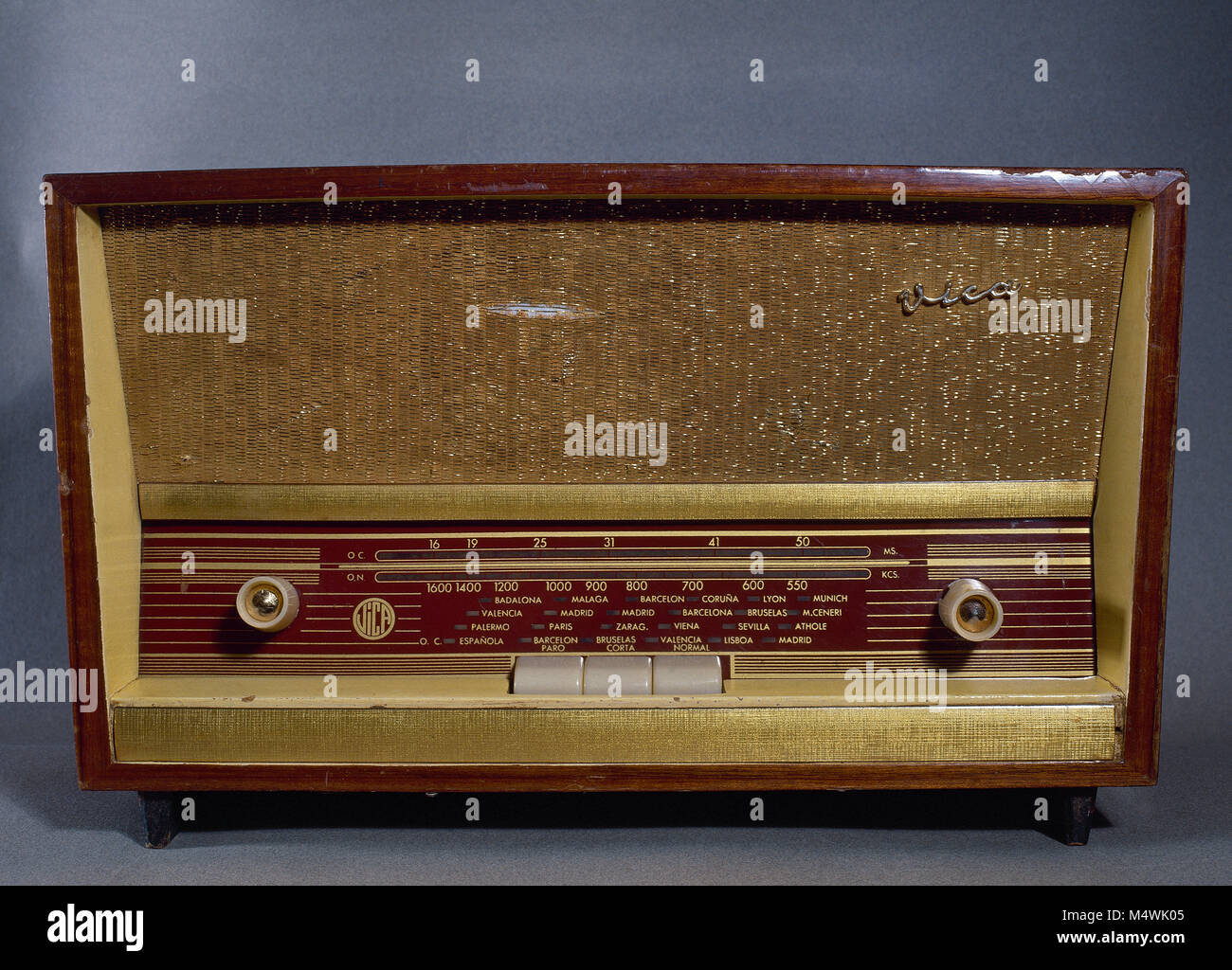 Récepteur radio ancien, Vica marque. Des années 1940 aux années 1950. Fait  à Barcelone, Catalogne, Espagne Photo Stock - Alamy