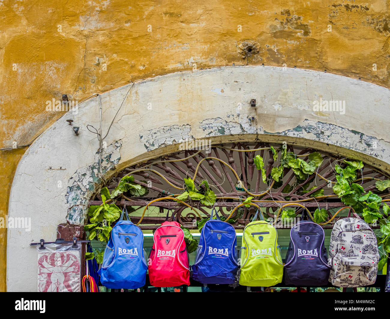 Sacs à dos pour vendre à Rome, Italie Banque D'Images