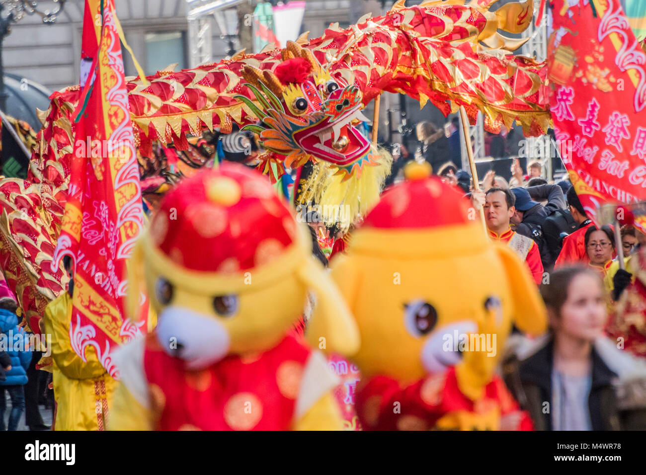 L'année de l'Doig - Nouvel An chinois à Londres 2018 marquant l'arrivée de l'année du chien. L'événement a débuté avec un grand défilé de la côté nord-est de la place Trafalgar Square et de finition dans le quartier chinois au Shaftesbury Avenue. Elle était organisée par l'Association chinoise de Chinatown de Londres et est soutenu par le maire de Londres et de Westminster City Council. Crédit : Guy Bell/Alamy Live News Banque D'Images