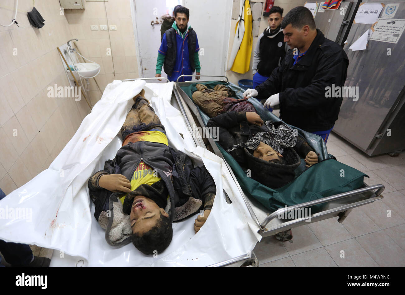 Rafah, bande de Gaza, territoire palestinien. Feb 18, 2018. Les proches de deux Palestiniens tués dans une frappe aérienne israélienne, leur soumission à un adieu morgue de l'hôpital de Rafah, dans le sud de la bande de Gaza. Deux Palestiniens ont été tués par des tirs israéliens à Gaza, selon des sources médicales, après quatre soldats ont été blessés dans un attentat à la frontière avec l'enclave palestinienne. L'explosion et les raids aériens israéliens a marqué l'une des plus graves remontées dans le Hamas et a jugé enclave depuis le mouvement islamiste et Israël a mené une guerre en 2014 (Image Crédit : © Ashraf Amra/APA Im Credi Banque D'Images