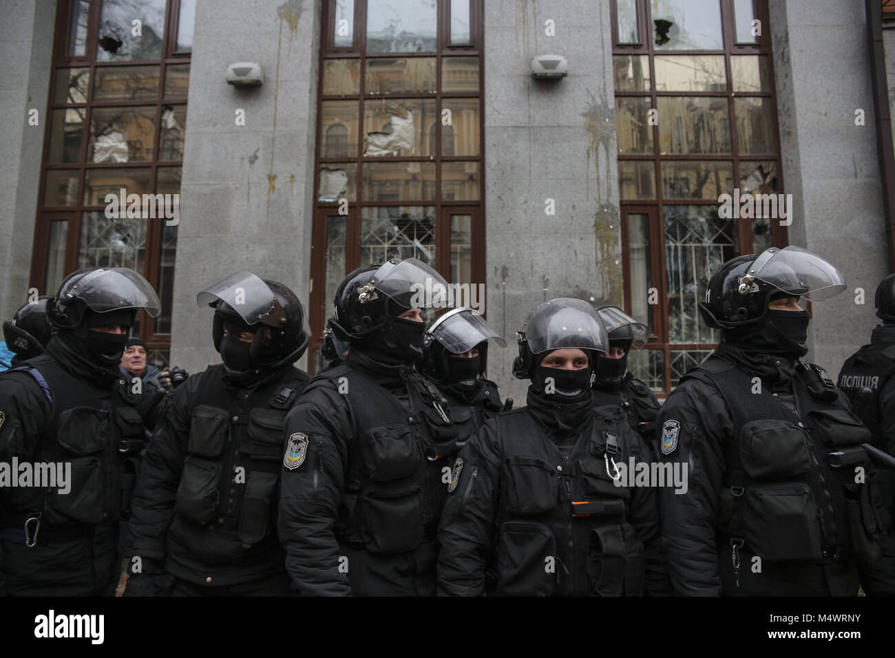 Kiev, Ukraine. Feb 18, 2018. Le cordon de policiers Rossotrudnichestvo offiice des manifestants. Plusieurs dizaines de sympathisants et de membres de l'organisation radicale de droite de l'OUN ont défilé dans le centre de Kiev, en battant plusieurs banques russes et Rossotrudnichestvo (Agence fédérale russe pour les compatriotes vivant à l'étranger et la coopération humanitaire) office de tourisme le long de la manière à Kiev, Ukraine, le 18 février 2018. Credit : Sergii Kharchenko/ZUMA/Alamy Fil Live News Banque D'Images