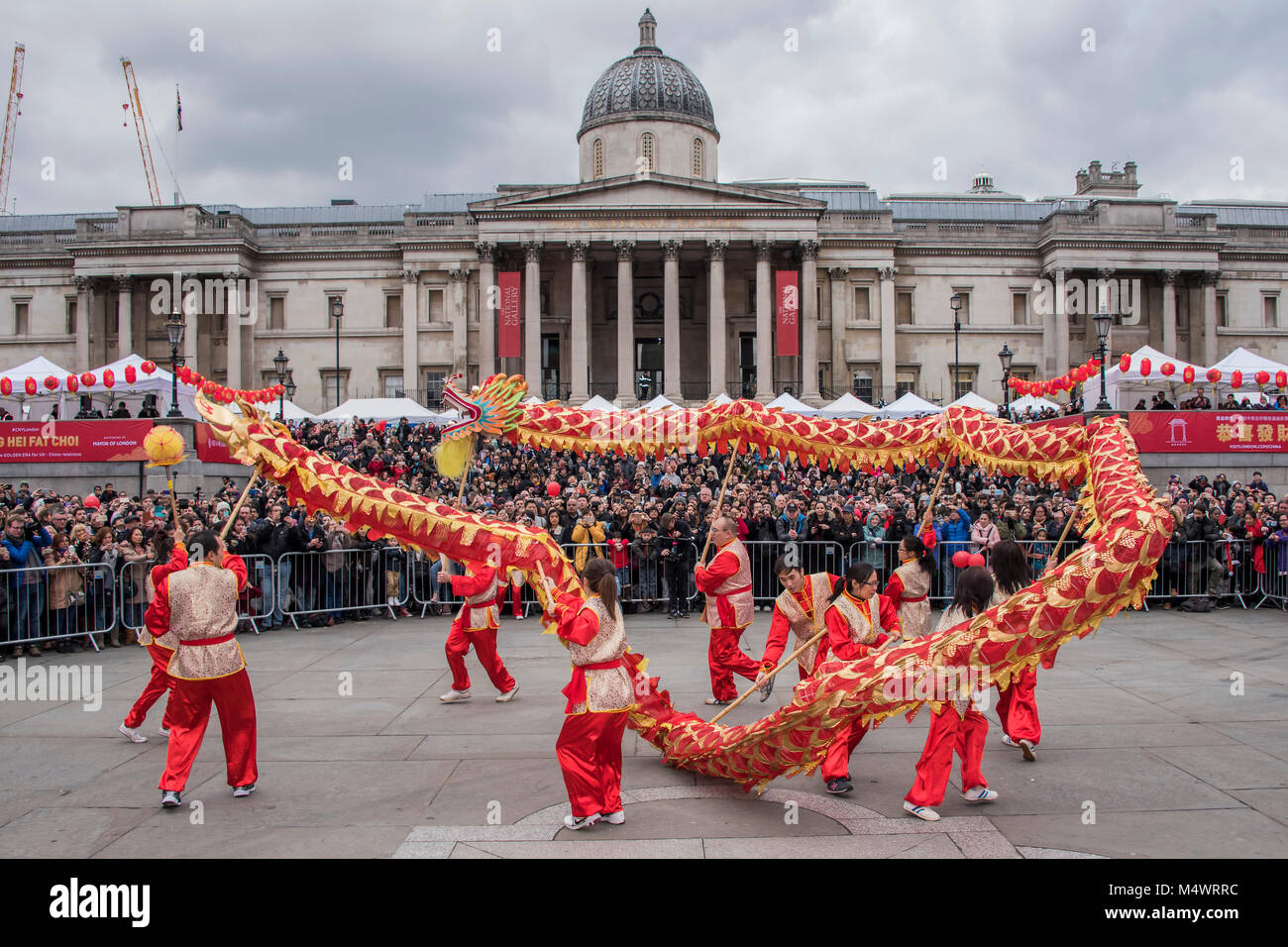 La danse du dragon est réalisée à Trafalgar Square - Nouvel An chinois à Londres 2018 marquant l'arrivée de l'année du chien. L'événement a débuté avec un grand défilé de la côté nord-est de la place Trafalgar Square et de finition dans le quartier chinois au Shaftesbury Avenue. Elle était organisée par l'Association chinoise de Chinatown de Londres et est soutenu par le maire de Londres et de Westminster City Council. Crédit : Guy Bell/Alamy Live News Banque D'Images