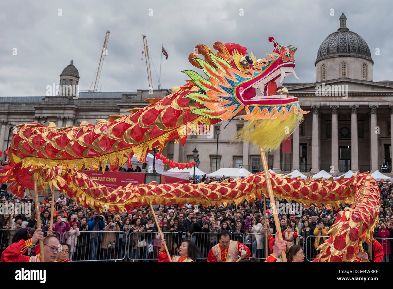 La danse du dragon est réalisée à Trafalgar Square - Nouvel An chinois à Londres 2018 marquant l'arrivée de l'année du chien. L'événement a débuté avec un grand défilé de la côté nord-est de la place Trafalgar Square et de finition dans le quartier chinois au Shaftesbury Avenue. Elle était organisée par l'Association chinoise de Chinatown de Londres et est soutenu par le maire de Londres et de Westminster City Council. Crédit : Guy Bell/Alamy Live News Banque D'Images