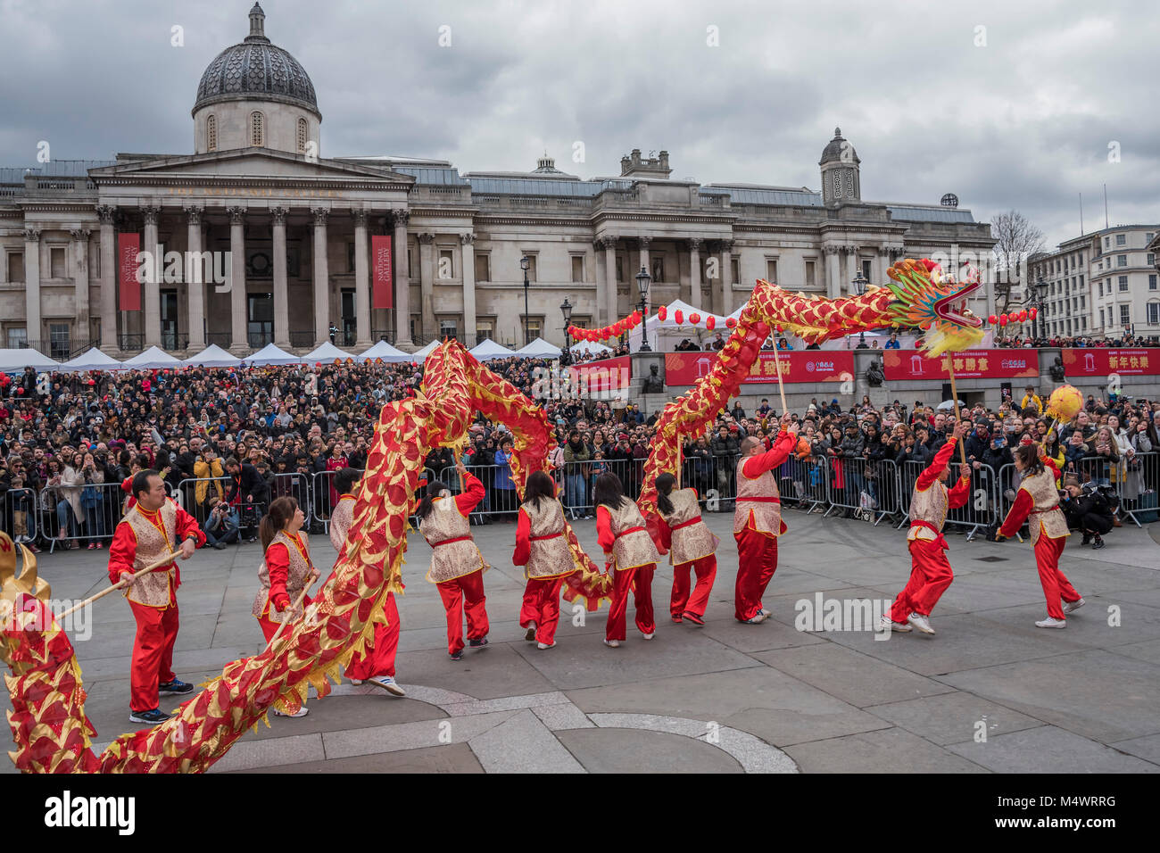 La danse du dragon est réalisée à Trafalgar Square - Nouvel An chinois à Londres 2018 marquant l'arrivée de l'année du chien. L'événement a débuté avec un grand défilé de la côté nord-est de la place Trafalgar Square et de finition dans le quartier chinois au Shaftesbury Avenue. Elle était organisée par l'Association chinoise de Chinatown de Londres et est soutenu par le maire de Londres et de Westminster City Council. Crédit : Guy Bell/Alamy Live News Banque D'Images