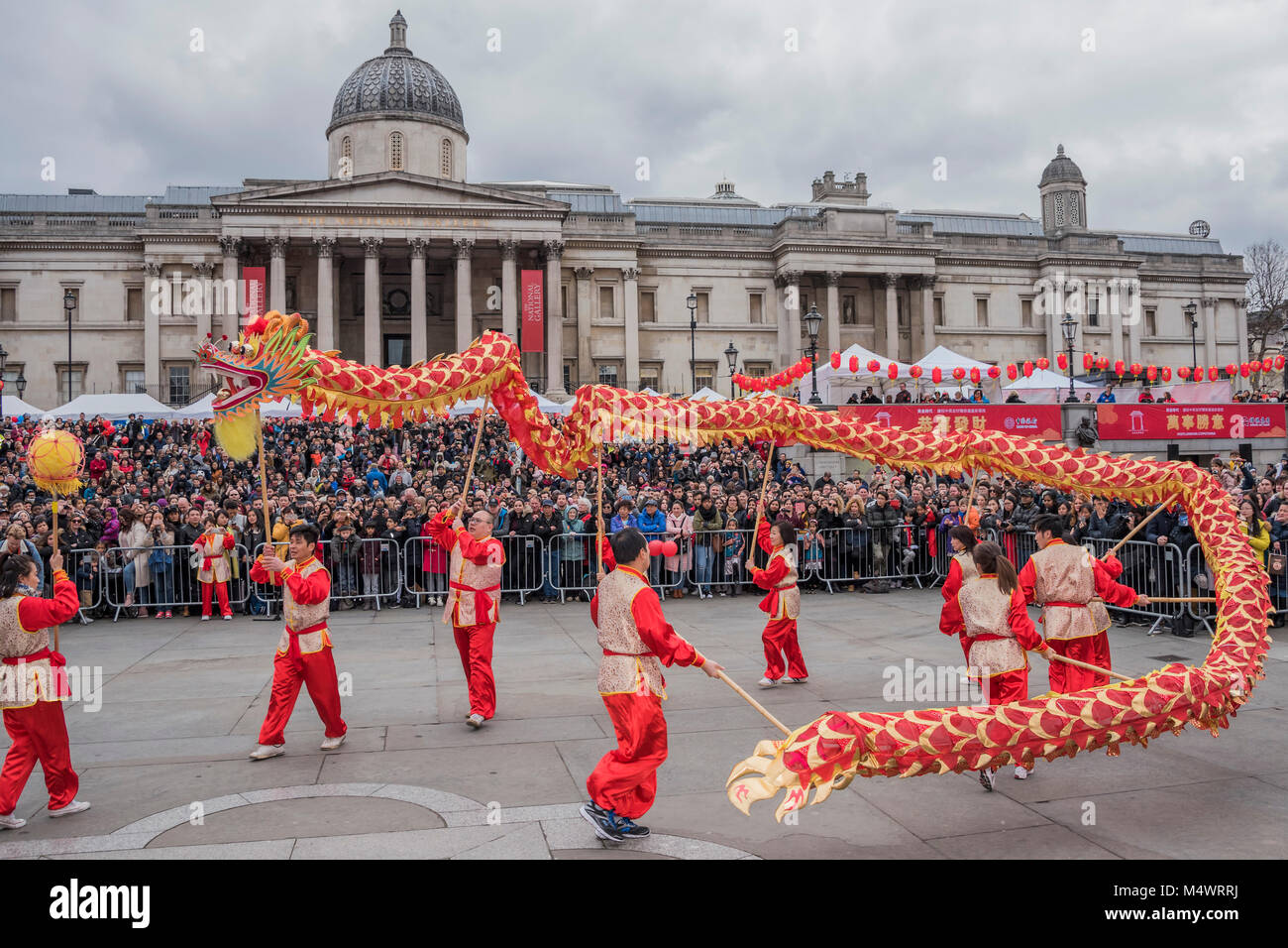 La danse du dragon est réalisée à Trafalgar Square - Nouvel An chinois à Londres 2018 marquant l'arrivée de l'année du chien. L'événement a débuté avec un grand défilé de la côté nord-est de la place Trafalgar Square et de finition dans le quartier chinois au Shaftesbury Avenue. Elle était organisée par l'Association chinoise de Chinatown de Londres et est soutenu par le maire de Londres et de Westminster City Council. Crédit : Guy Bell/Alamy Live News Banque D'Images