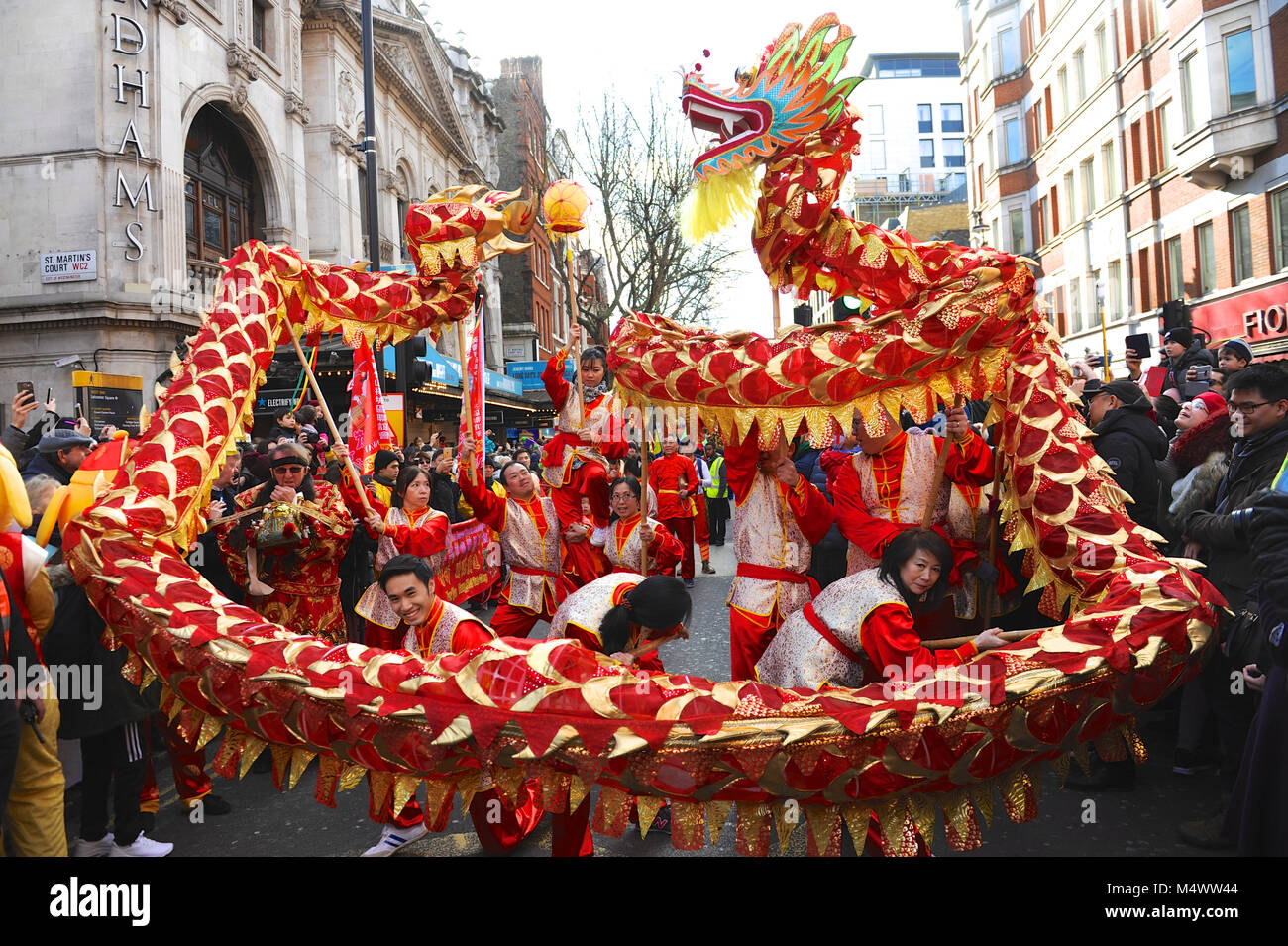 Une cérémonie de dragon est dansé dans les rues de Chinatown, Londres, Angleterre, Royaume-Uni dans le cadre de célébrations du Nouvel An chinois. Foules longeaient la rue pour regarder les Célébrations et fêtes qui sont le plus grand en dehors de l'Asie et le plus grand rassemblement de Dragon chinois et Lion, 50 équipes au total, d'effectuer le plus grand festival de danse dans un défilé public en Europe. Cette année marque l'arrivée de l'année du chien, l'onzième animal dans le zodiaque chinois. Les chiens sont particulièrement heureuse qu'ils symbolisent l'entrée de fortune, et ceux qui sont nés dans l'année du chien sont Banque D'Images